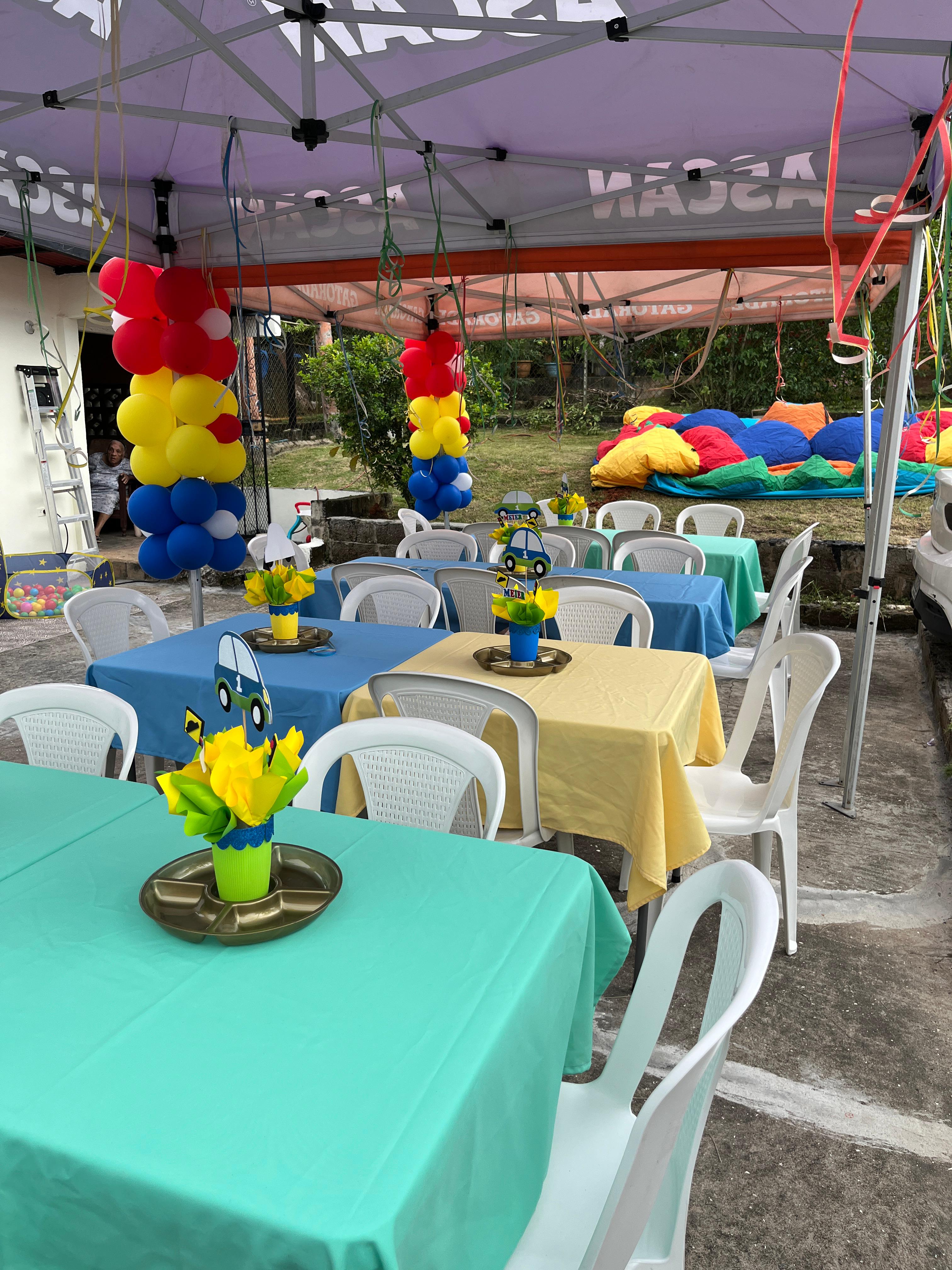 Montaje de sillas y mesas para evento al aire libre en La Chorrera