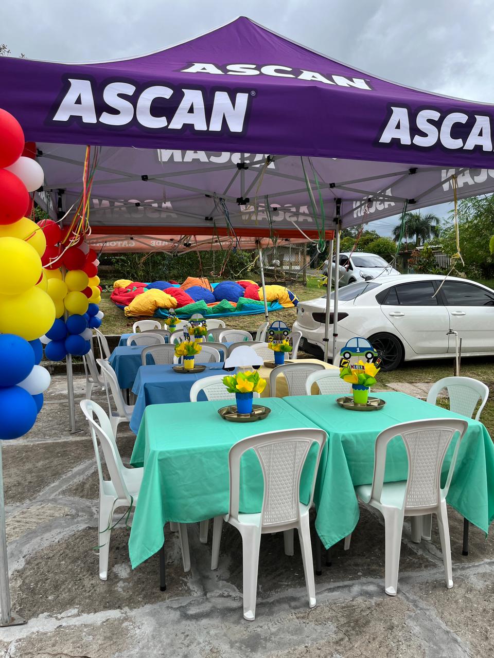 Mobiliario para boda en jardín, sillas y mesas elegantes