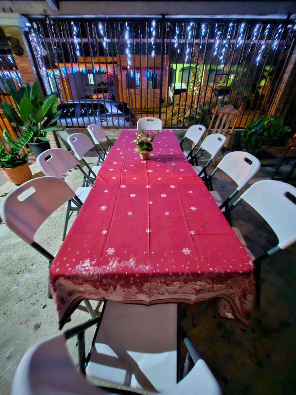 Montaje de mesas con manteles para eventos