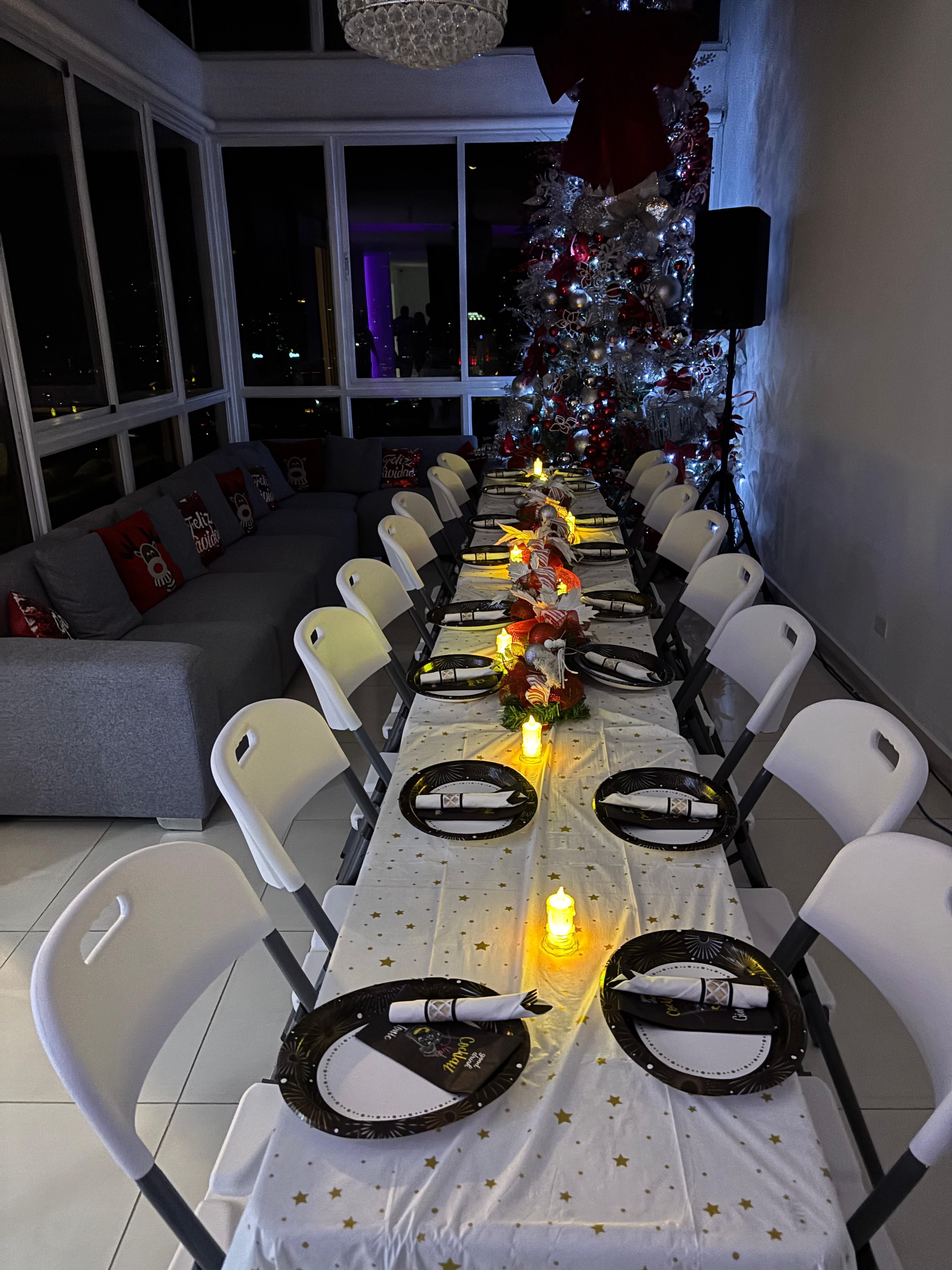 Mobiliario para boda en jardín, sillas y mesas elegantes