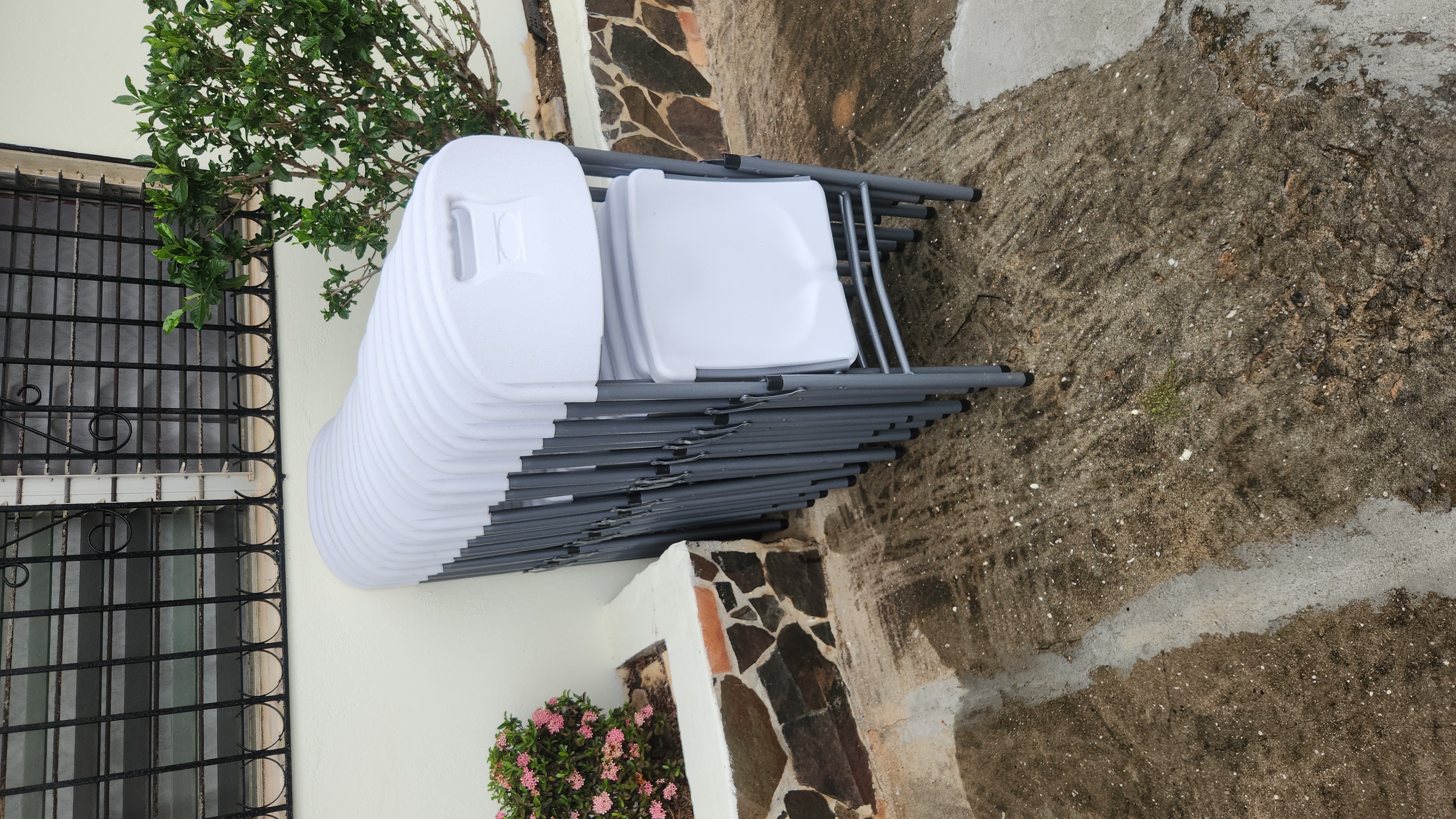 Decoración de mesas con manteles dorados para fiesta en Panamá Oeste