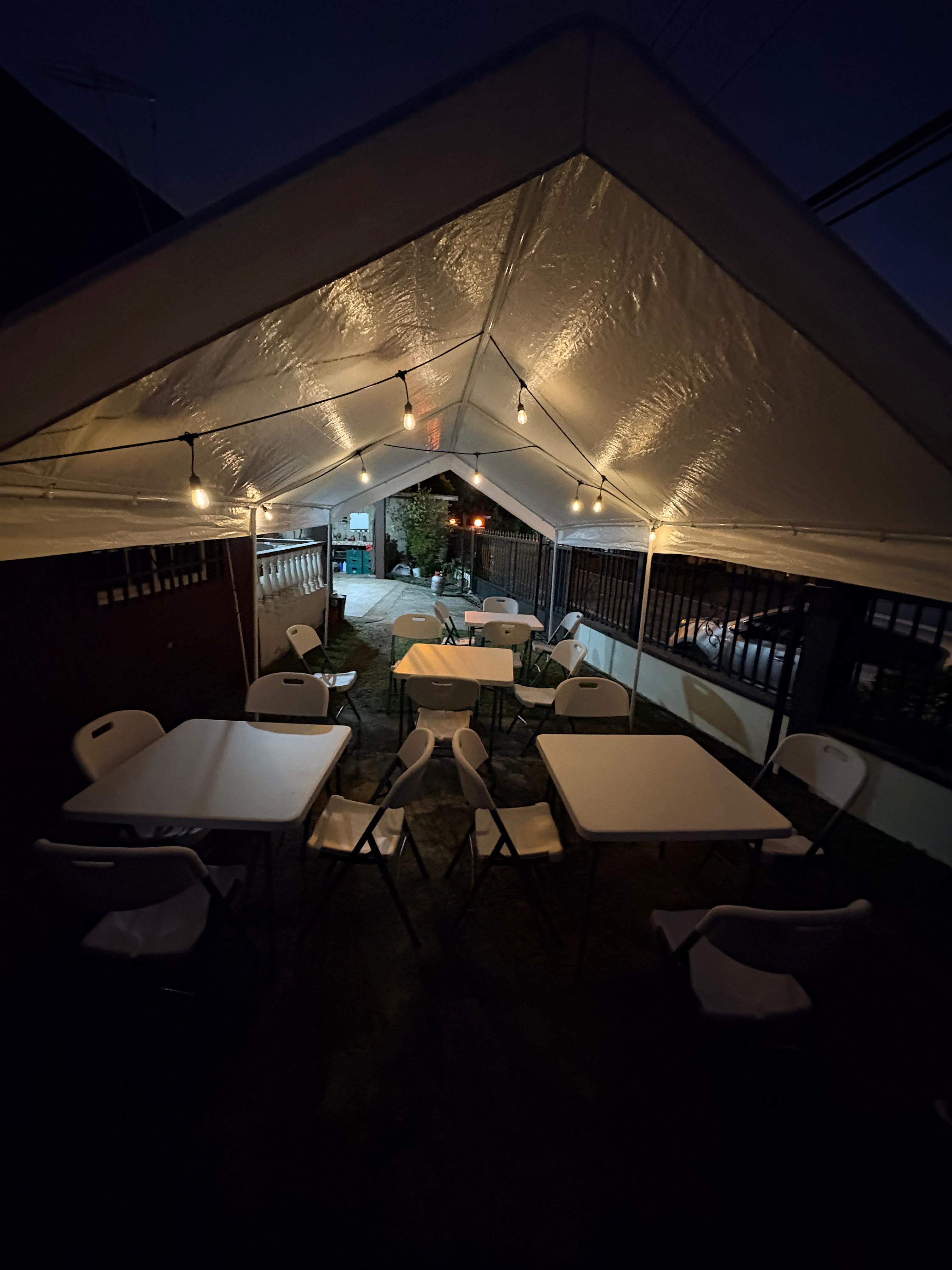 Disposición de sillas plegables en salón de eventos