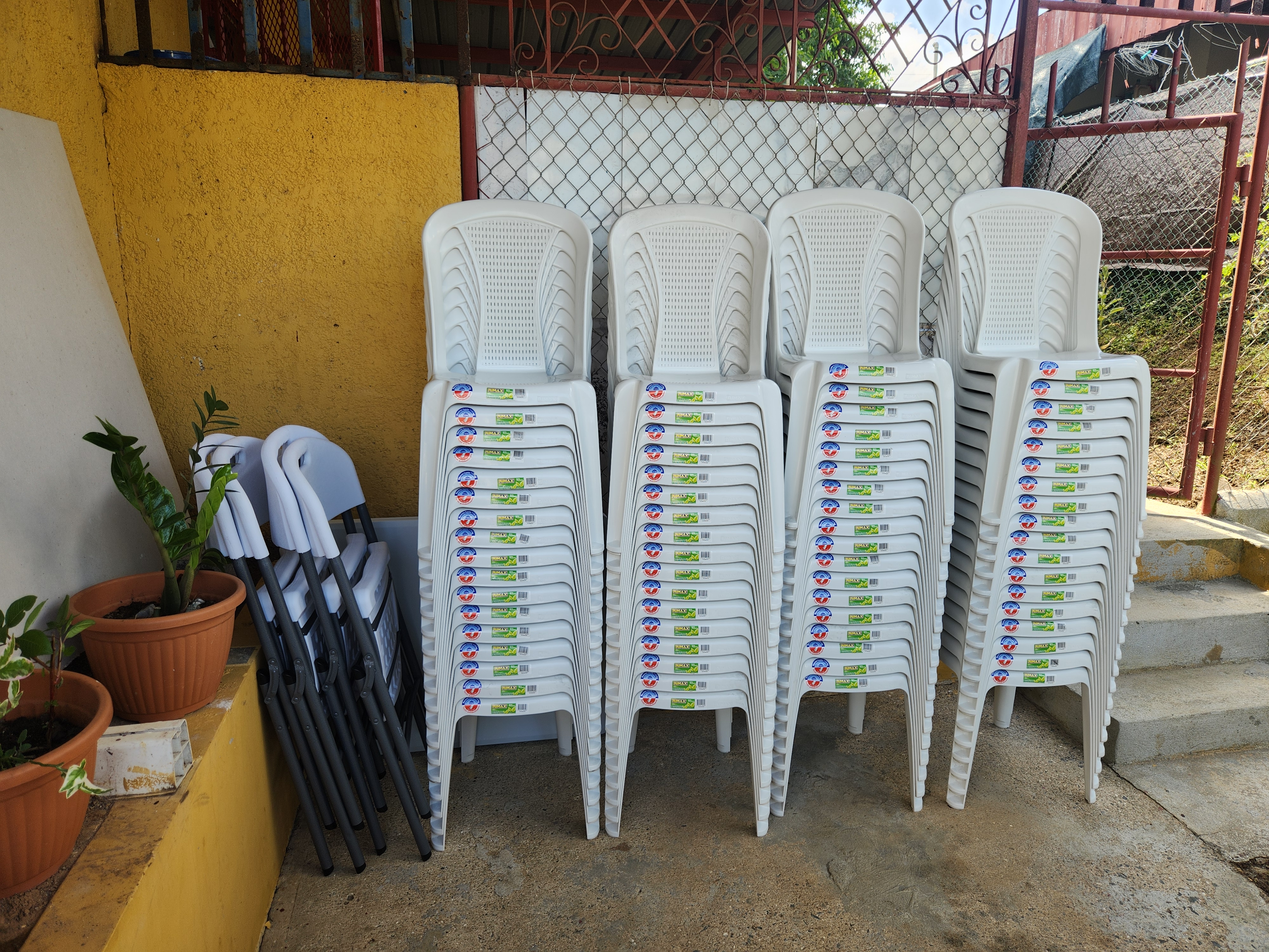 Preparación de mesas rectangulares para banquete